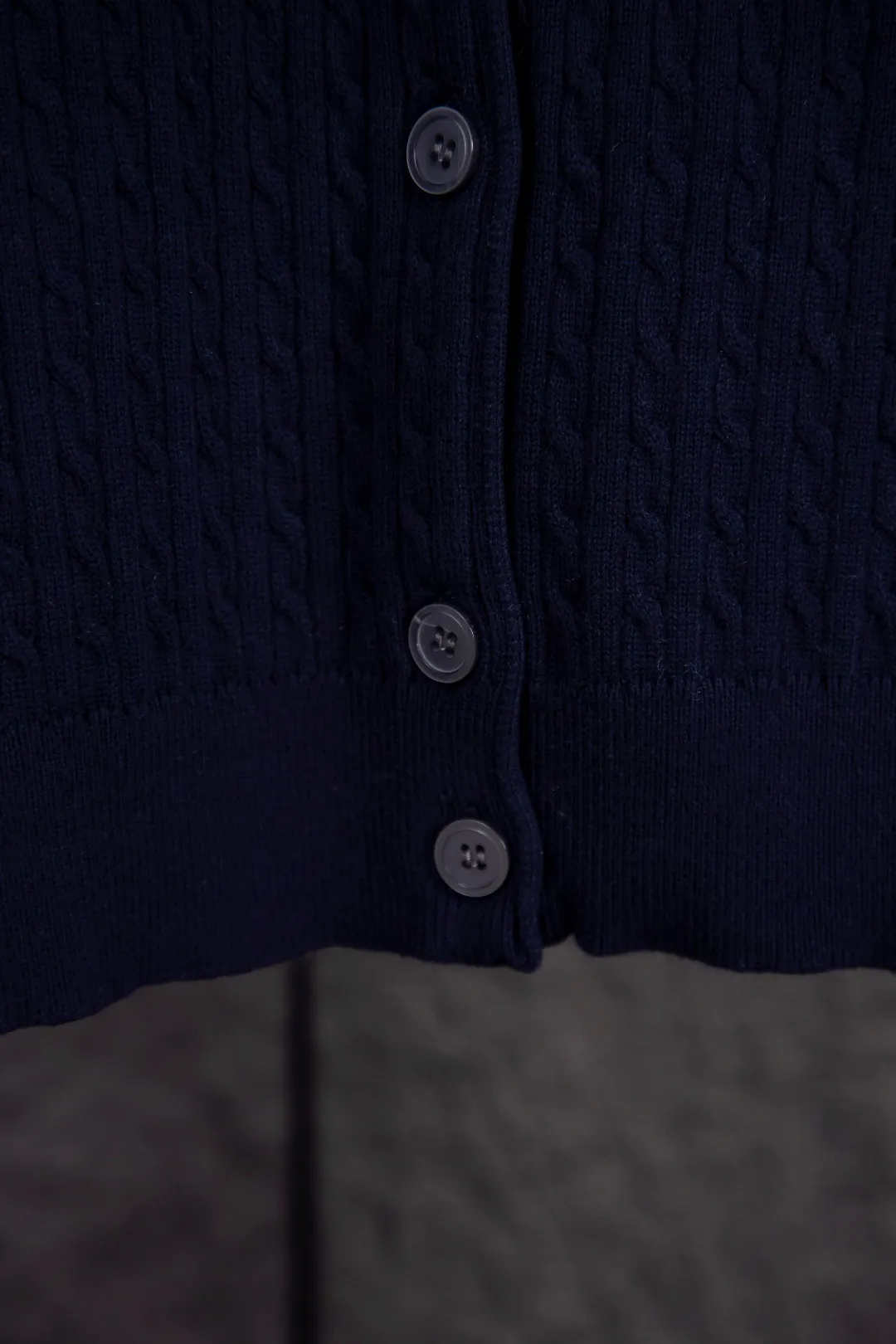 P196 Actual photo [Evergreen for all seasons] Style number: 25123# Color: black/navy blue/almond/white Size: S-XL - Ralph Lauren/Ralph Lauren 2025FW Zhao Lusi's same solid color logo knitted versatile fine twist knitted buttoned long-sleeved cardigan - RL's classic fine twist cardigan 21S quality cotton yarn A cardigan that can be worn in all seasons Can be matched inside or outside Simple and clean basic color matching The upper body is clean and flawless. The comfort brought by imported cotton yarn is soft. An item that cannot be rejected.